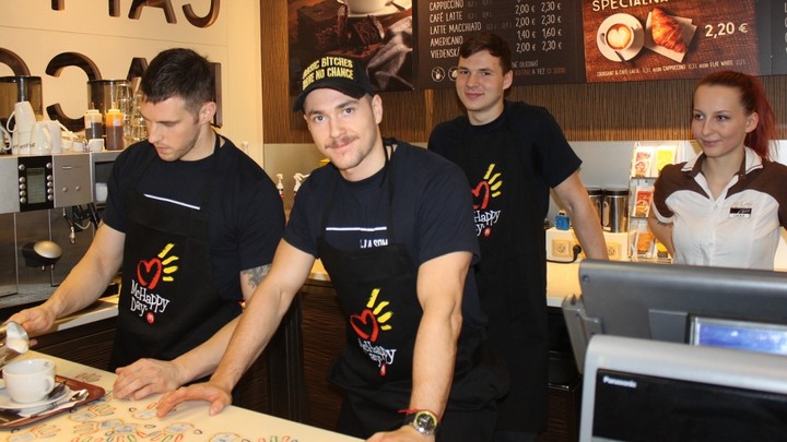 Hokejisti v zásterách počas McHappy Day